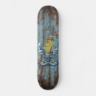 Skateboards graffiti sur planche en bois usée
