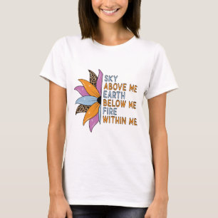 Sky above me earth below me  T-Shirt