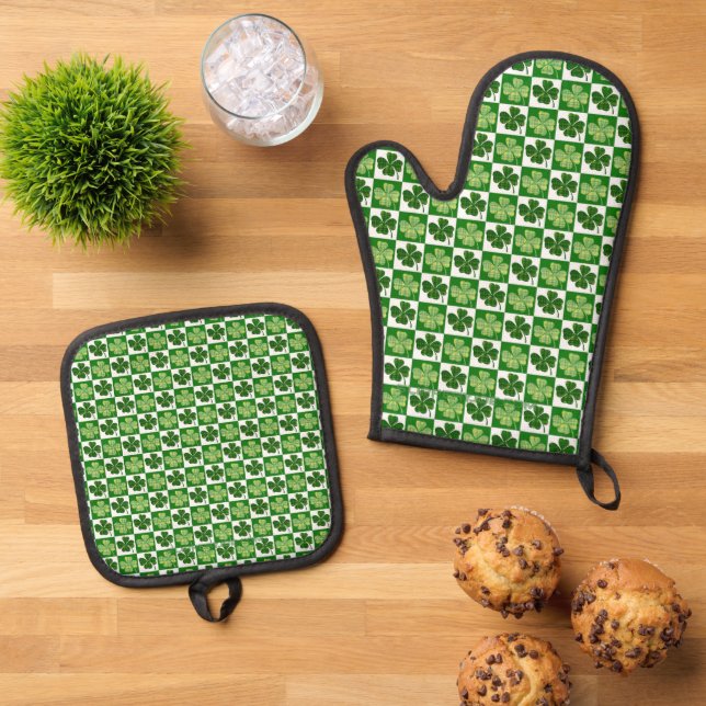 SlipperyJoe's Saint Patrick's Day four leaf clover Oven Mitt & Pot Holder Set (Top Down)