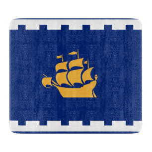 Small glass cutting board with flag of Quebec City