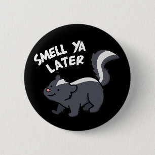 Smell Ya Later Funny Skunk Pun Dark BG 6 Cm Round Badge