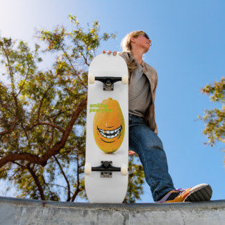 Smiling Pawpaw met 'n Goue Tand Skateboard
