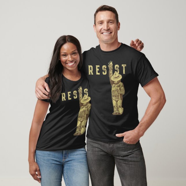 Smokey the bear resist   T-Shirt (Unisex)