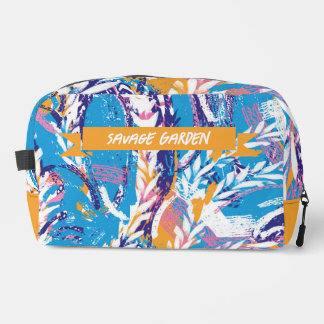 Snowy morning garden. dopp kit