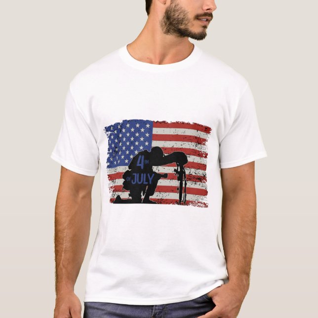 Soldier kneeling silhouette and American flag T-Shirt (Front)
