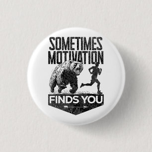 Sometimes Motivation Finds You Funny Running Motiv 3 Cm Round Badge