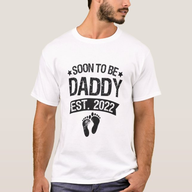 Soon To Be daddy 2022 Funny New Born Baby Gift T-Shirt (Front)