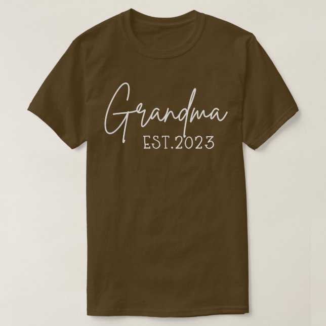 Soon To Be Grandma Est 2023 Pocket Pregnancy Annou T-Shirt (Design Front)