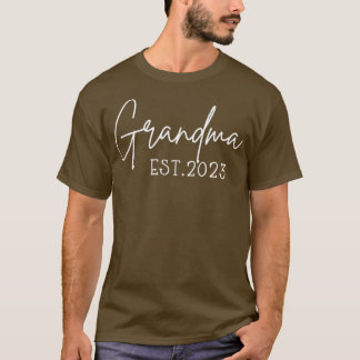 Soon To Be Grandma Est 2023 Pocket Pregnancy Annou T-Shirt