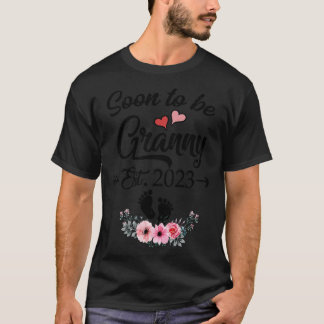 Soon To Be Granny Est 2023 New Granny For Mothers T-Shirt