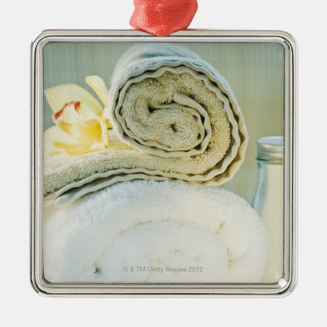 Spa towels and tropical flower metal tree decoration (Front)