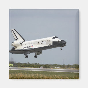 Space Shuttle Discovery approaches landing 3 Magnet