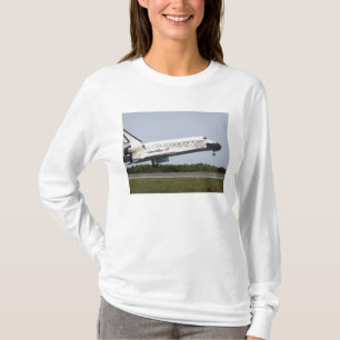 Space Shuttle Discovery approaches landing 4 T-Shirt