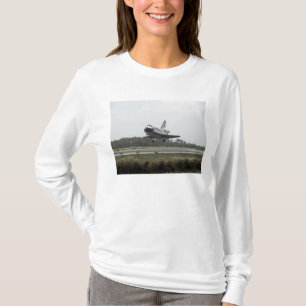 Space Shuttle Discovery approaches landing T-Shirt