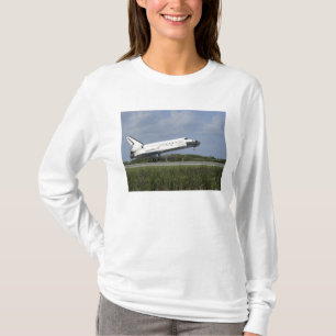Space shuttle Discovery lands on Runway 33 T-Shirt