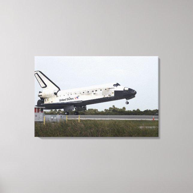 Space Shuttle Discovery touches down Canvas Print (Front)