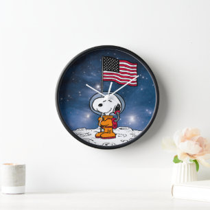SPACE   Snoopy With Flag Astronaut Clock