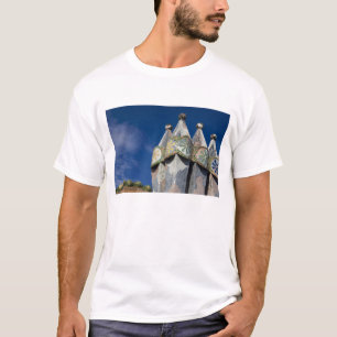 Spain, Catalonia, Barcelona. Casa Batllo (1906). T-Shirt