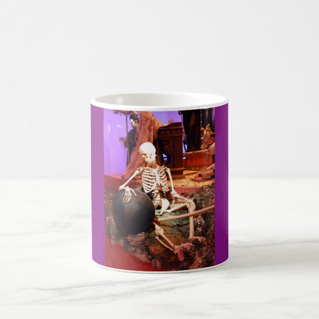 Spooky skeleton coffee mug (Center)