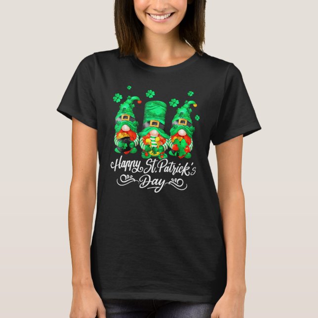 St Patricks Day Gnomes Holing Shamrock Horseshoe I T-Shirt (Front)