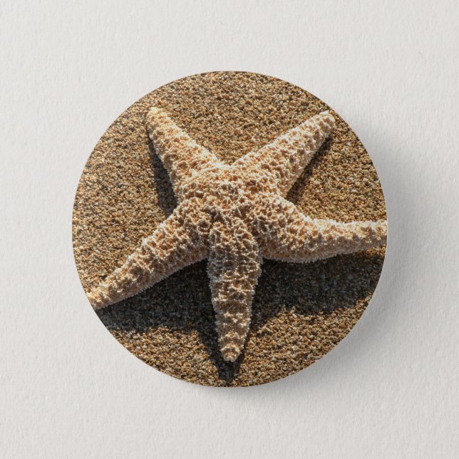 Starfish on the beach 6 cm round badge (Front)