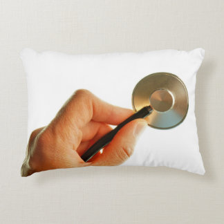 Stethoscoop in een hand voor een ziekenhuis sfeer. decorative cushion