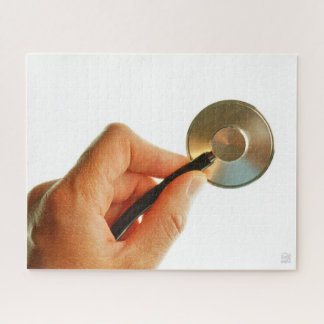 Stethoscoop in een hand voor een ziekenhuis sfeer. jigsaw puzzle