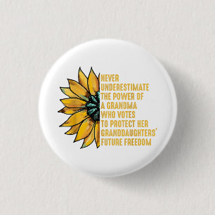 Sunflower Never Underestimate The Power Of Grandma 3 Cm Round Badge