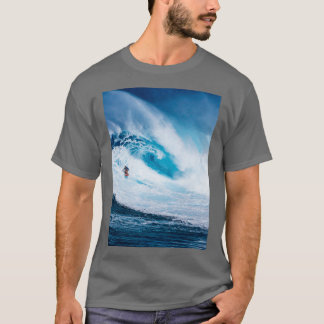Surfing extreme waves T-Shirt
