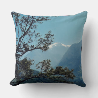 T-shirt featuring snowy peaks cushion
