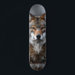 Tabla de skate Lobo Gris Alfa Observante Skateboard<br><div class="desc">Lobo gris alfa que observa cada movimiento con calma y poder. Una tabla de skate con espíritu salvaje y mente estratégica. Diseño fuerte para riders que lideran su propio camino. Arte que refleja instinto, libertad y respeto por la manada. Domina las calles con la mirada del lobo. Siente el liderazgo...</div>