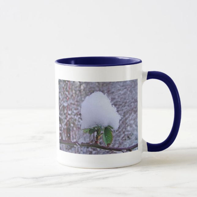 Tasse Schneehäufchen auf hübscher Pflanze Mug (Right)