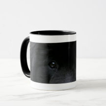 Taza de café con ojos de perro negro