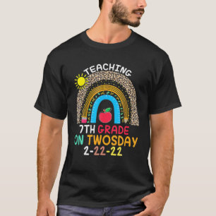 Teaching 7Th Grade On Twosday 2-22-22 22Nd Februar T-Shirt