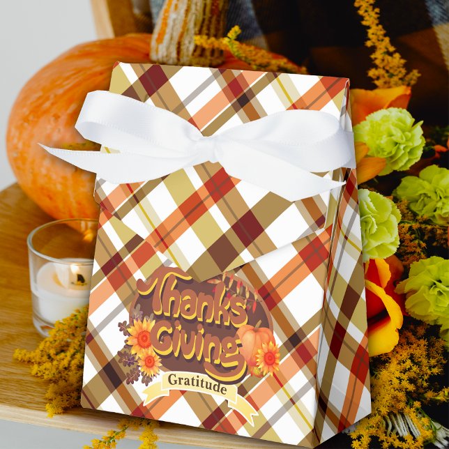 Thanksgiving Retro Plaid Favour Box (Thanksgiving with retro design and fall colors plaid.
Bringing warm atmosphere to the party.
)