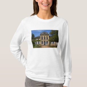 The main chateau building, renovated by T-Shirt