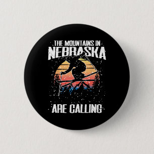 The Mountains In Nebraska Are Calling Funny Skiing 6 Cm Round Badge