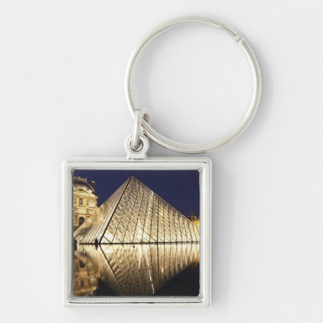 The night view of the glass Pyramid of Musee du Key Ring (Front)