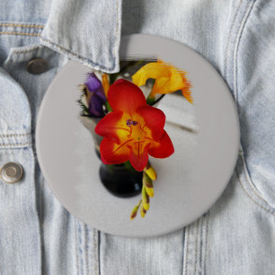 The red freesia 6 cm round badge