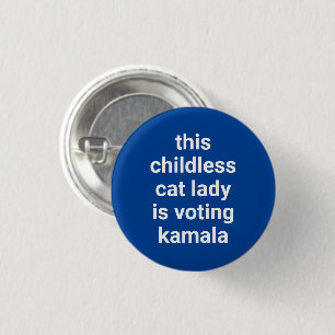 This childless cat lady is voting kamala blue 3 cm round badge