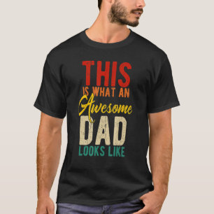 This Is What An Awesome Dad Looks Like  Fathers Da T-Shirt