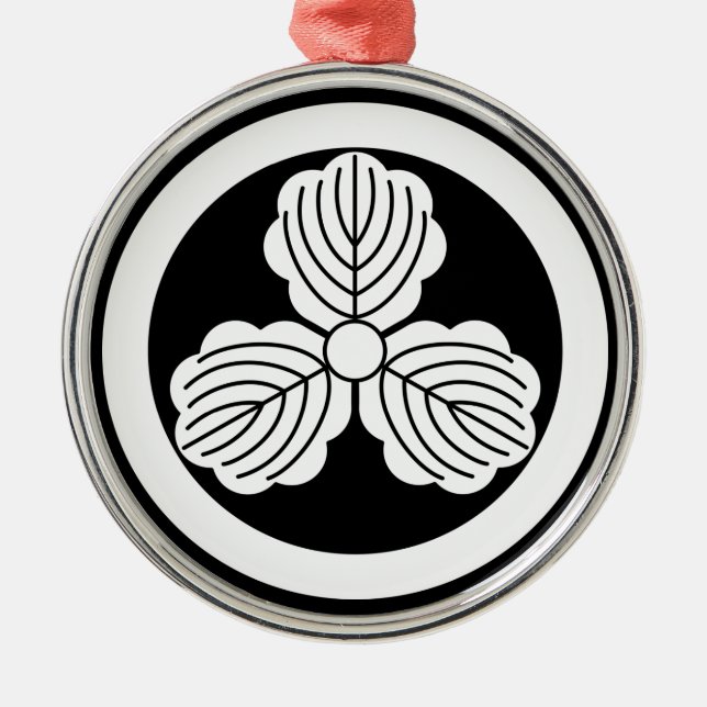 Three oak leaves(1) in circle metal tree decoration (Front)
