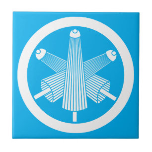 Three umbrellas, staggered in circle tile