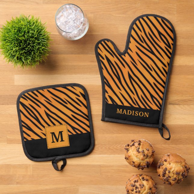 Tiger Stripe Pattern Oven Mitt & Pot Holder Set (Top Down)