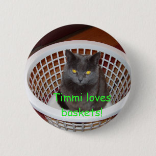 Timmi loves baskets 6 cm round badge