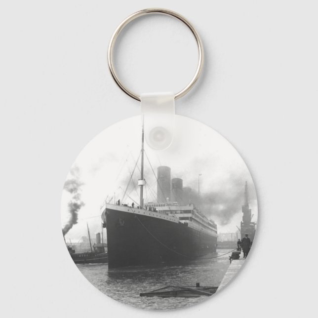 Titanic at the docks of Southampton Key Ring (Front)