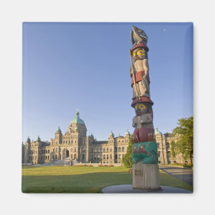 Totem pole at the Parliament building in Magnet