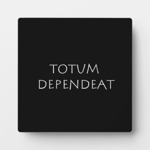 Totum dependeat plaque
