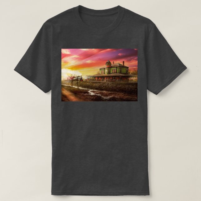 Train Station The early train 1900 T-Shirt (Design Front)