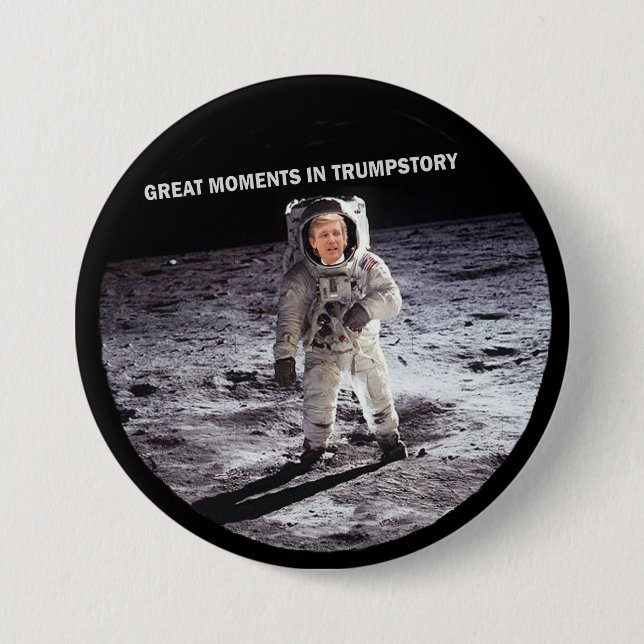 Trump on the moon 7.5 cm round badge (Front)
